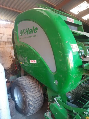 Presse à balles rondes Mac Hale V640