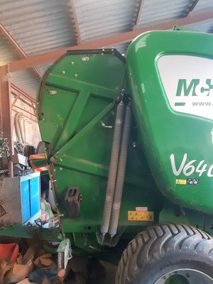 Presse à balles rondes Mac Hale V640