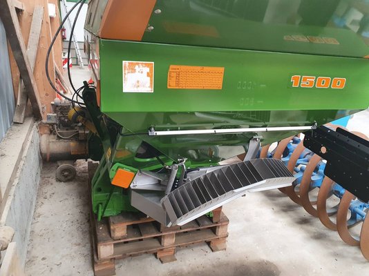 Distributeur d'engrais Amazone AMAZ  MAXIS2500
